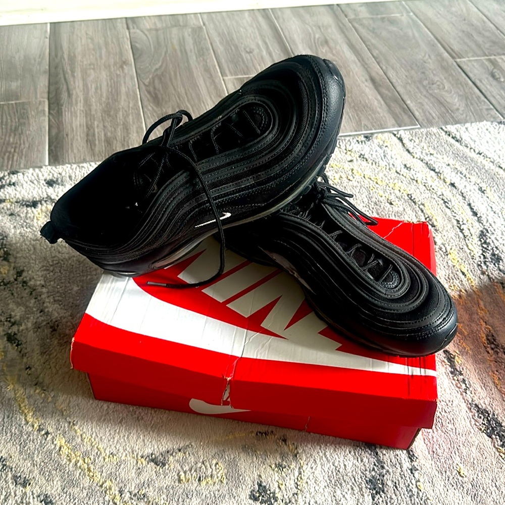 Preown men Nike 97 air max size 10.5